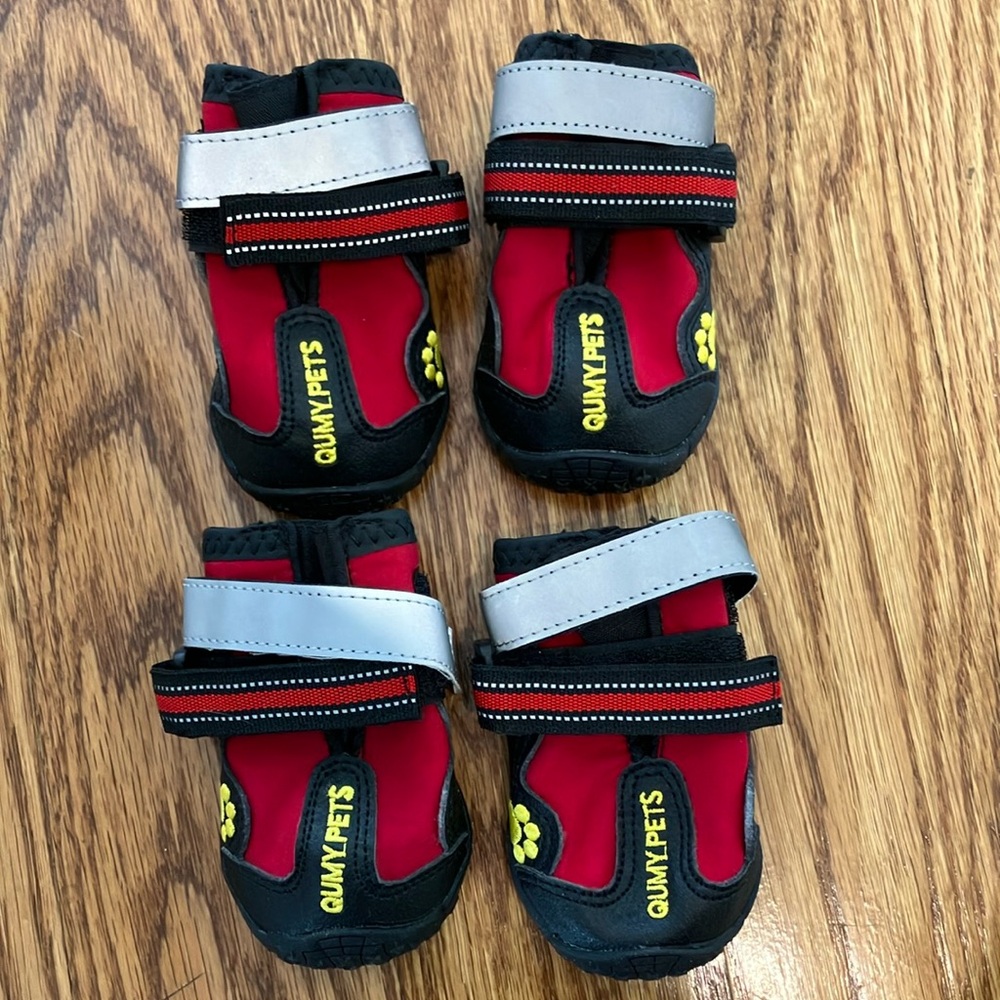 QUMY pets boots.